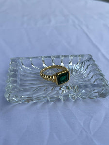 Green emerald gold ring